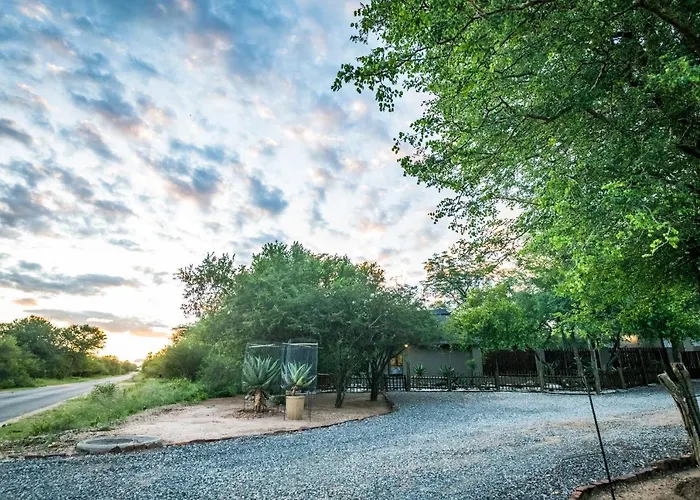 Nkanyi Wildlife House & Cottage